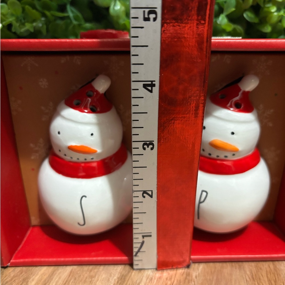 Rae Dunn NWT Festive Snowman Salt and Pepper Shakers - Picture 5 of 5